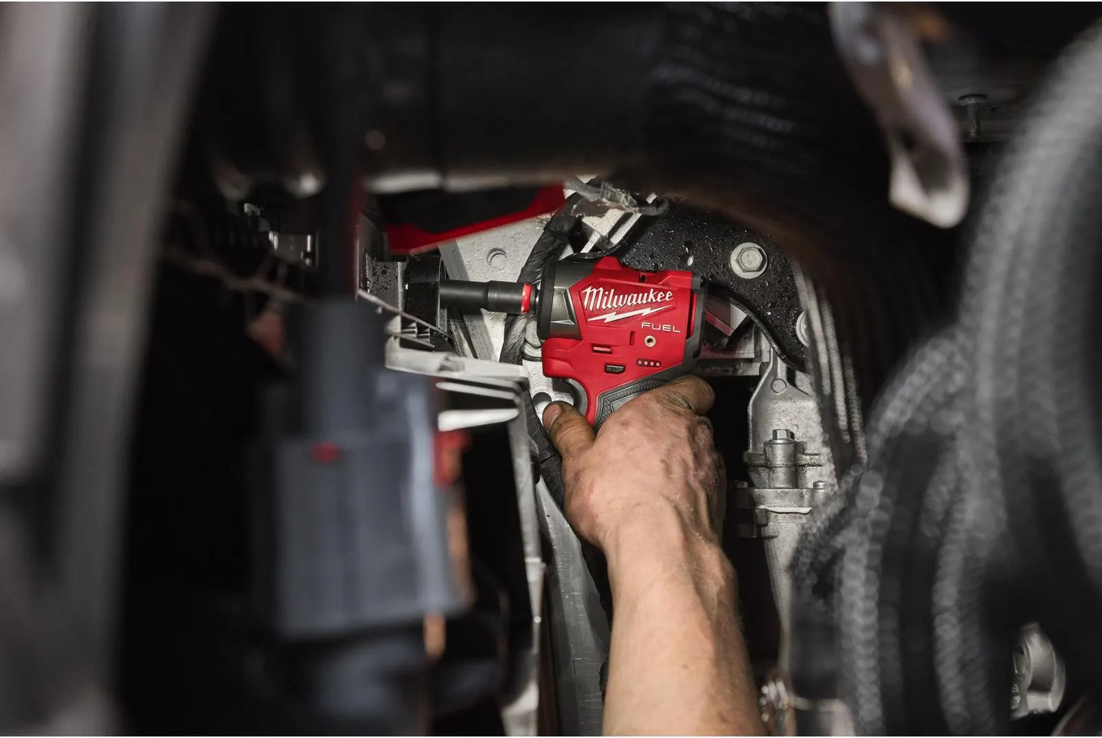Аккумуляторный ударный гайковерт Milwaukee M12 FSCIWF38-0 4933498969