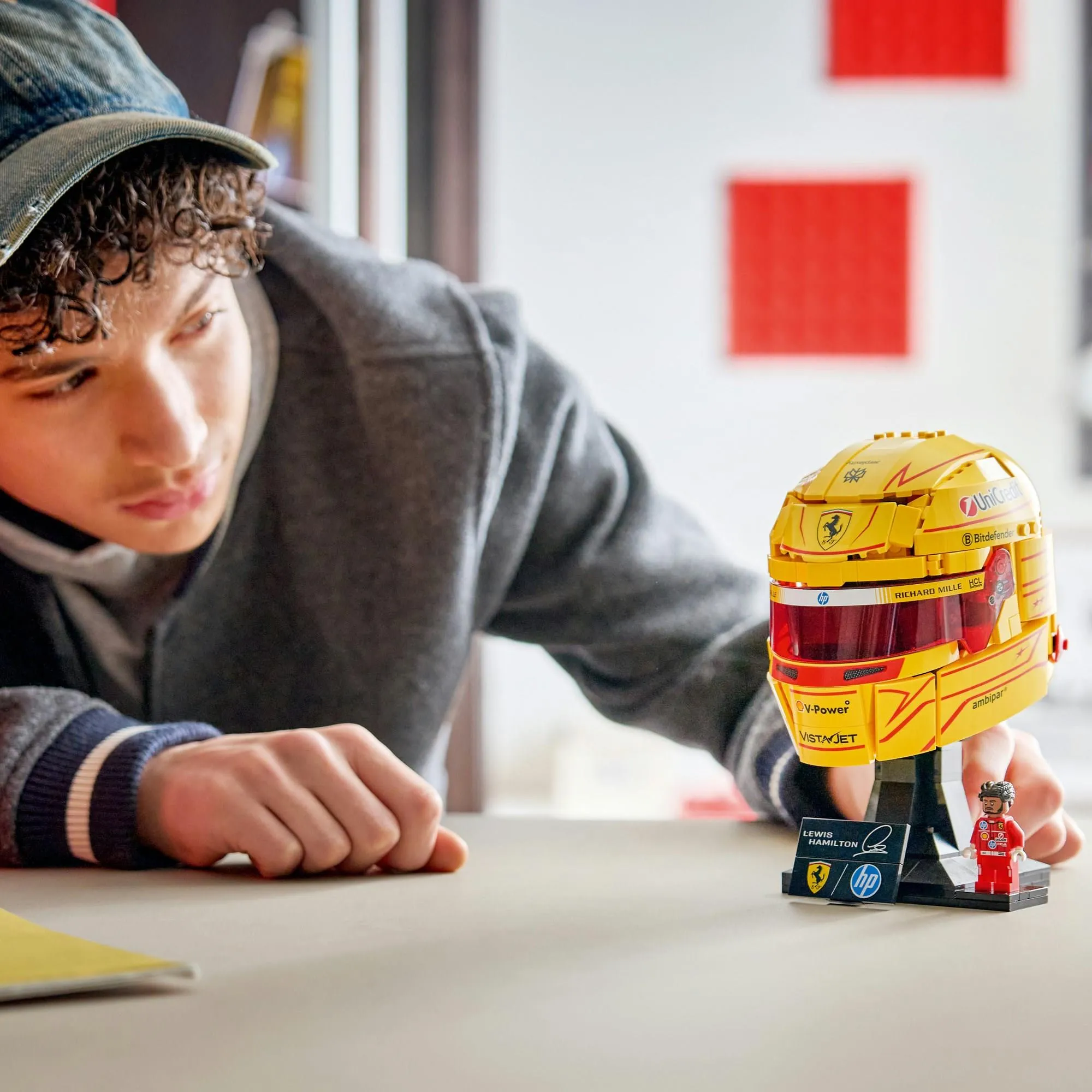 Конструктор LEGO Editions Formula 1 43022 Шлем Льюиса Хэмилтона Scuderia Ferrari HP