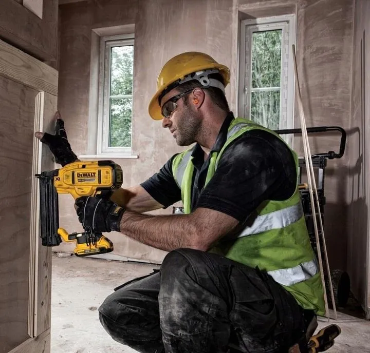 Аккумуляторный гвоздезабиватель DeWalt DCN680N-XJ, без АКБ, ЗУ и кейса