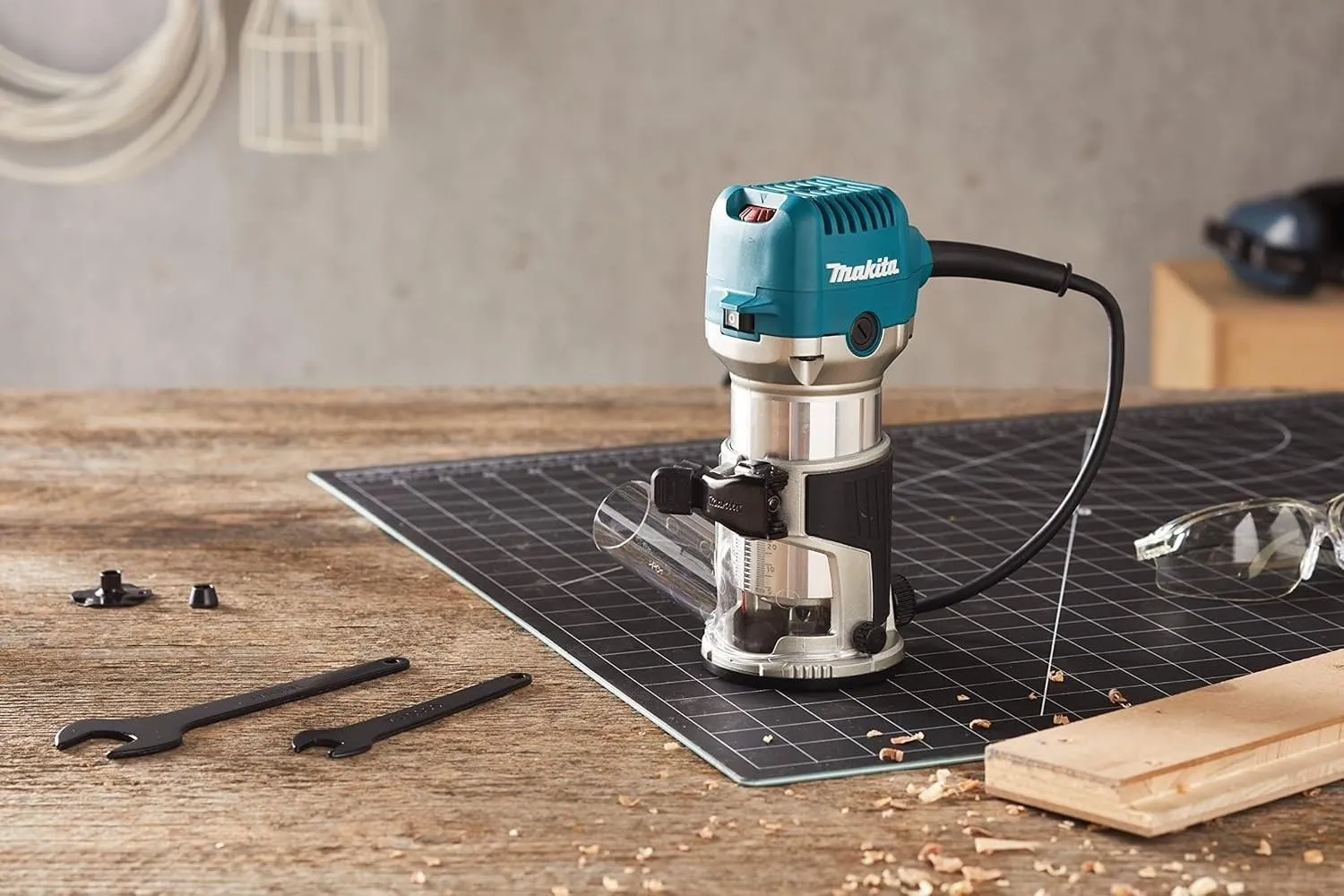 Кромочный фрезер Makita RT0702C 710 Вт