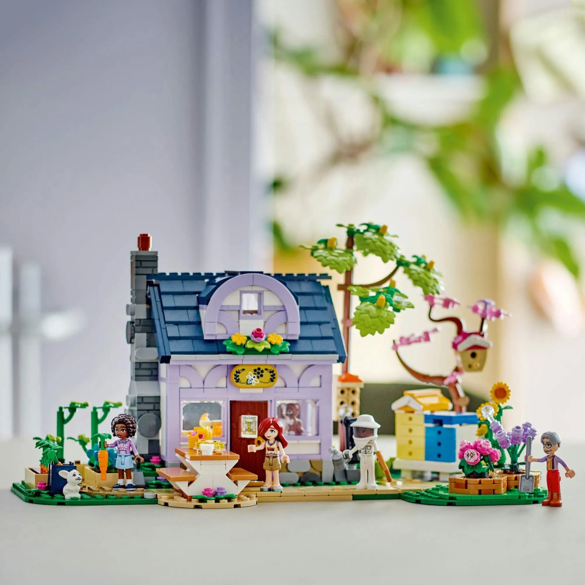 Конструктор LEGO Friends 42669 Дом пчеловодов и цветочный сад