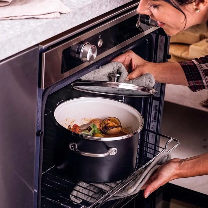 Эмалированная кастрюля Kitchenaid с крышкой 3,7 л, черная