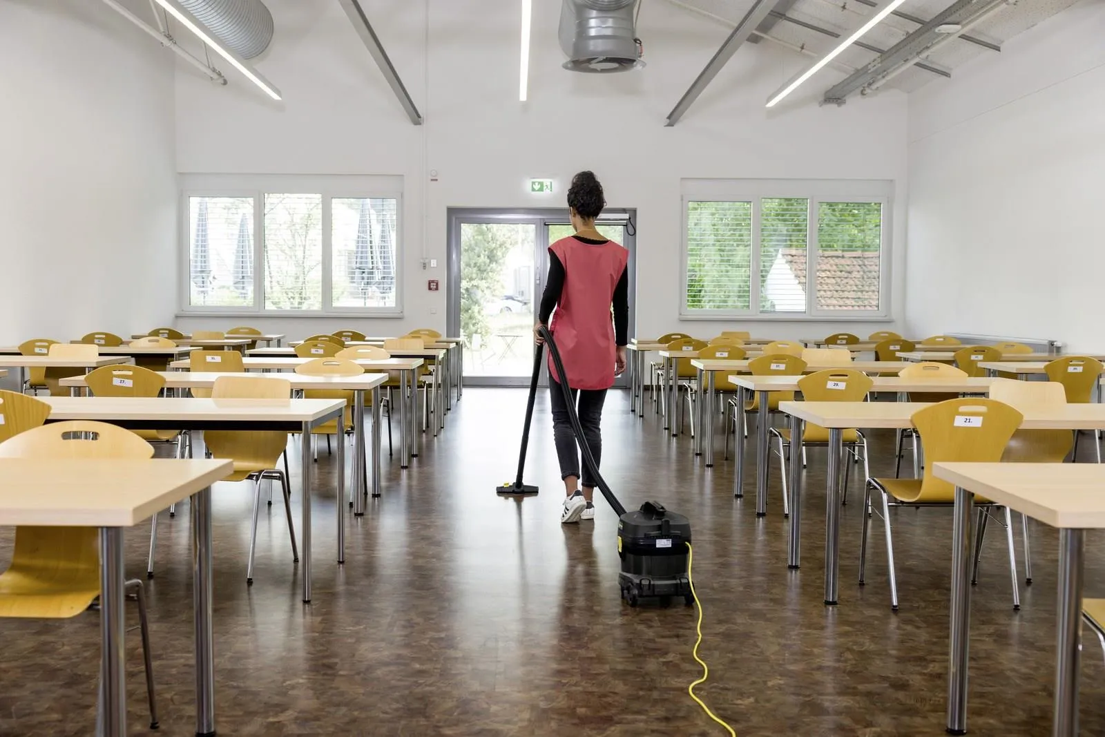 Профессиональный пылесос сухой уборки T 11/1 Classic HEPA Black Edition Karcher 1.527-205.0