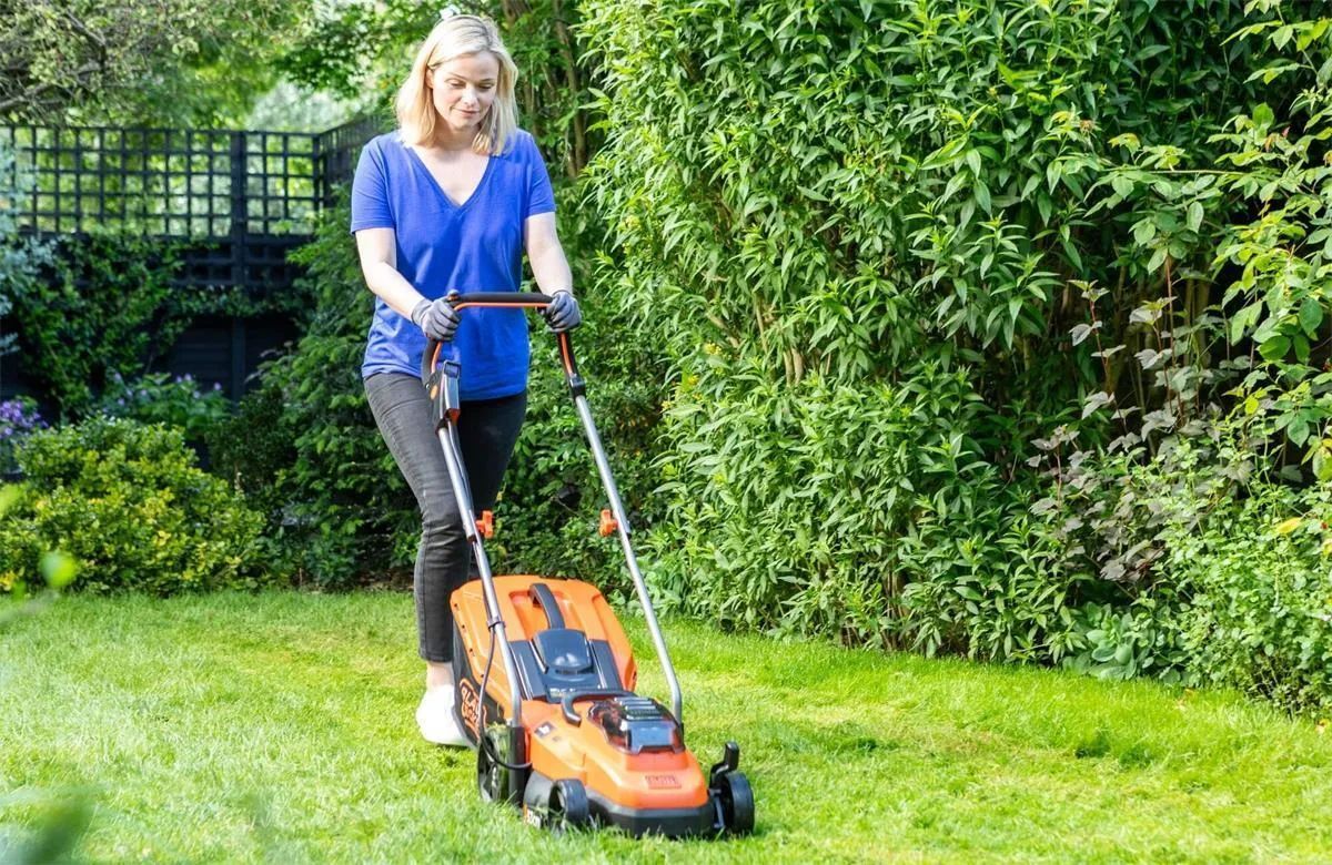 Газонокосилка аккумуляторная Black&Decker BCMW3318NXJ без акб и ЗУ