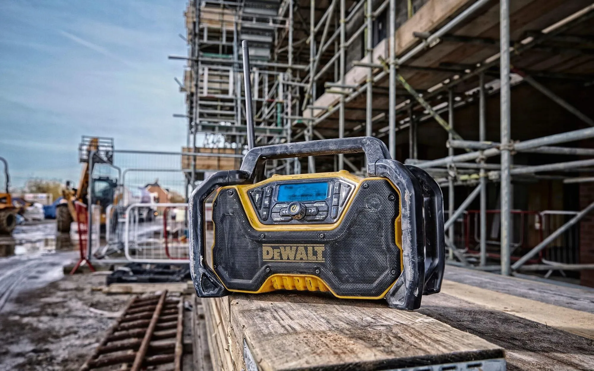 Аккумуляторная радиостанция/Bluetooth-колонка DeWalt DCR029, без АКБ и ЗУ