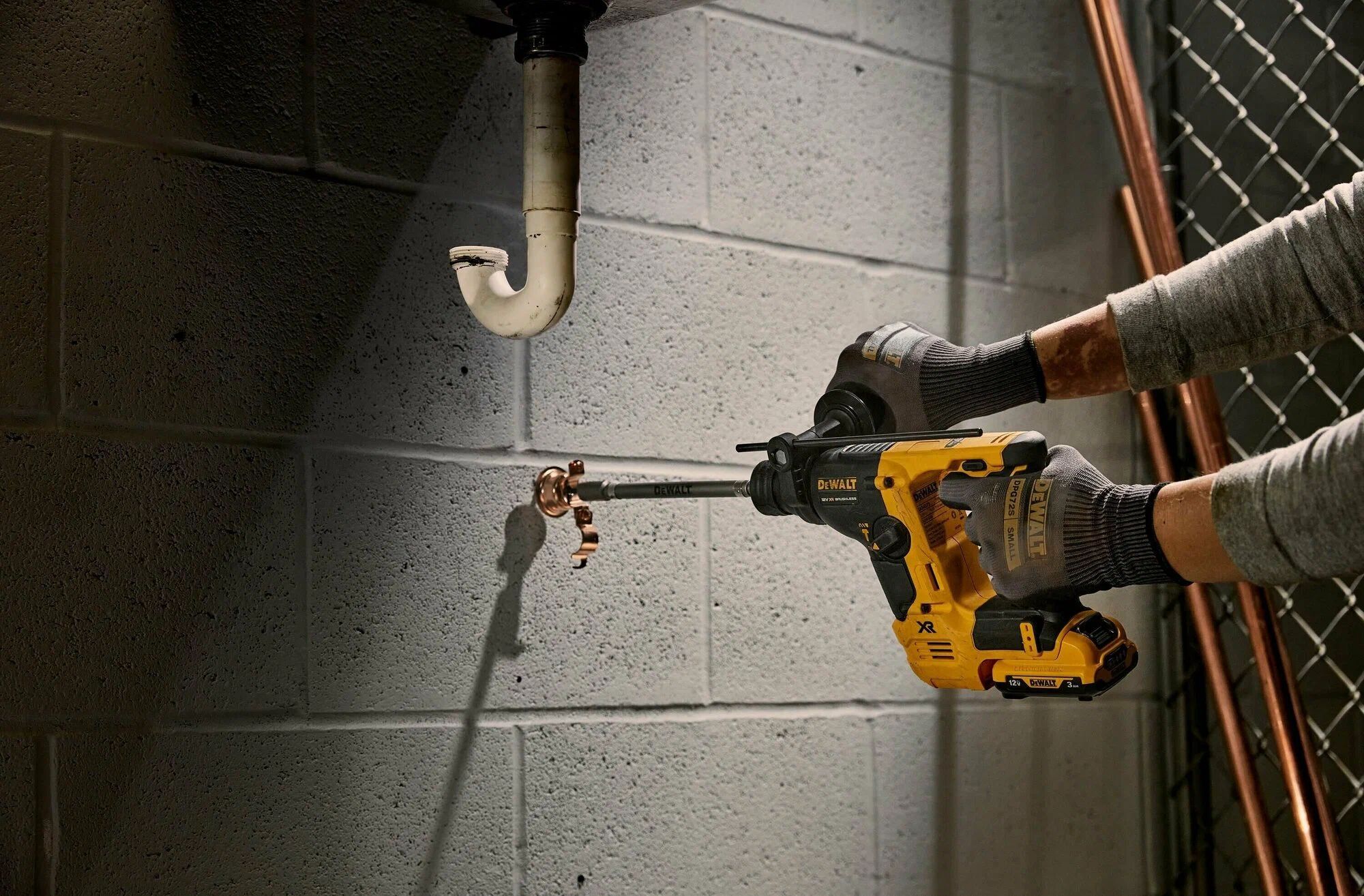 Аккумуляторный перфоратор DeWALT DCH072L2