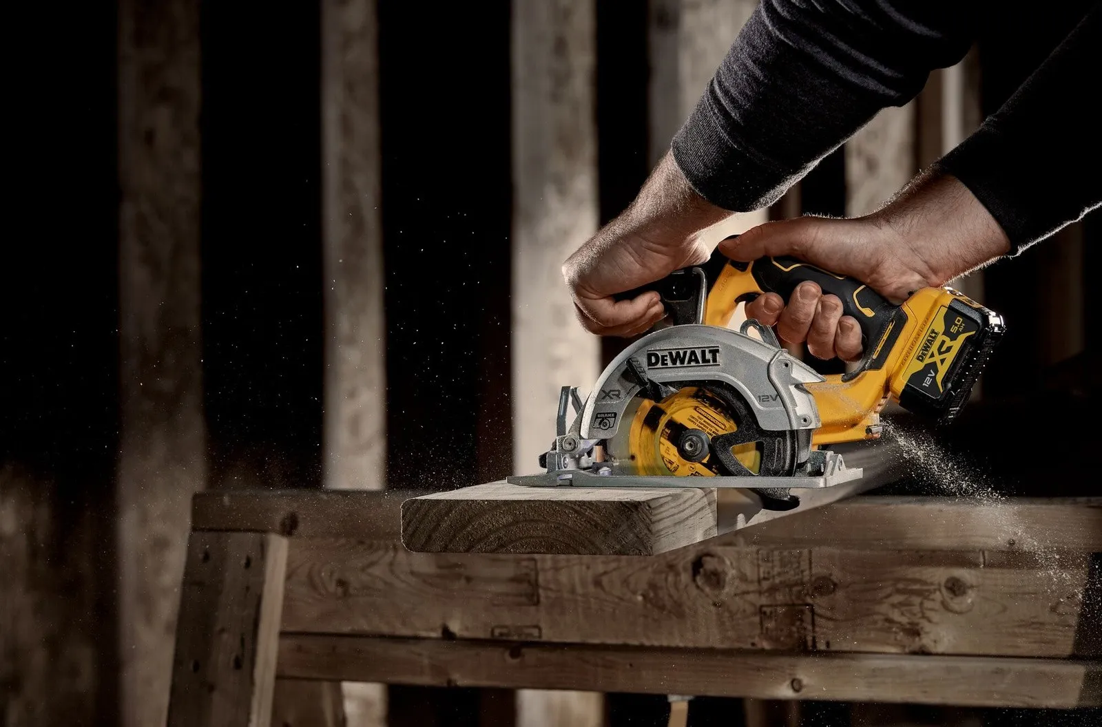 Аккумуляторная дисковая пила 12В DeWalt DCS512P2-QW, с 2 АКБ (5.0 Ач) и ЗУ