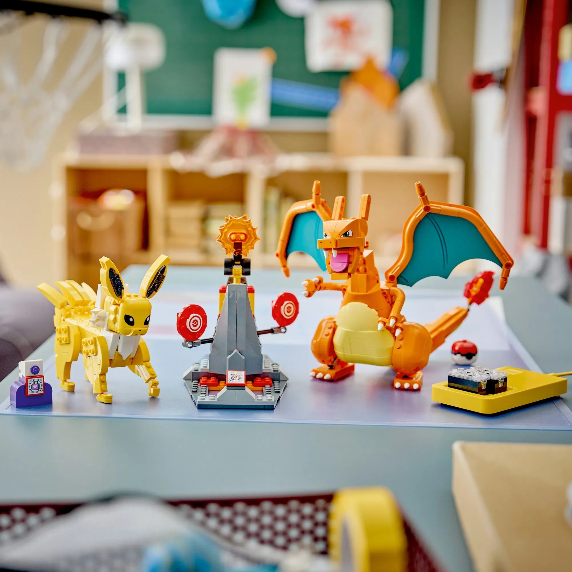 Конструктор LEGO Pokemon 72167 SMART Play: Чаризард против Джолтеона Финальная битва