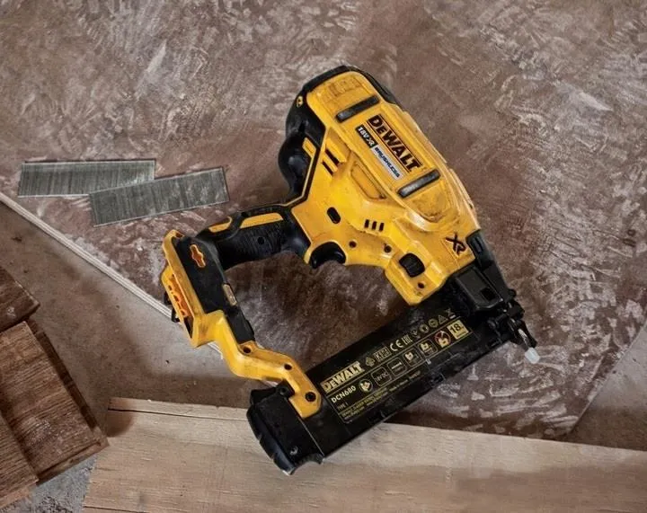 Аккумуляторный гвоздезабиватель DeWalt DCN680N-XJ, без АКБ, ЗУ и кейса