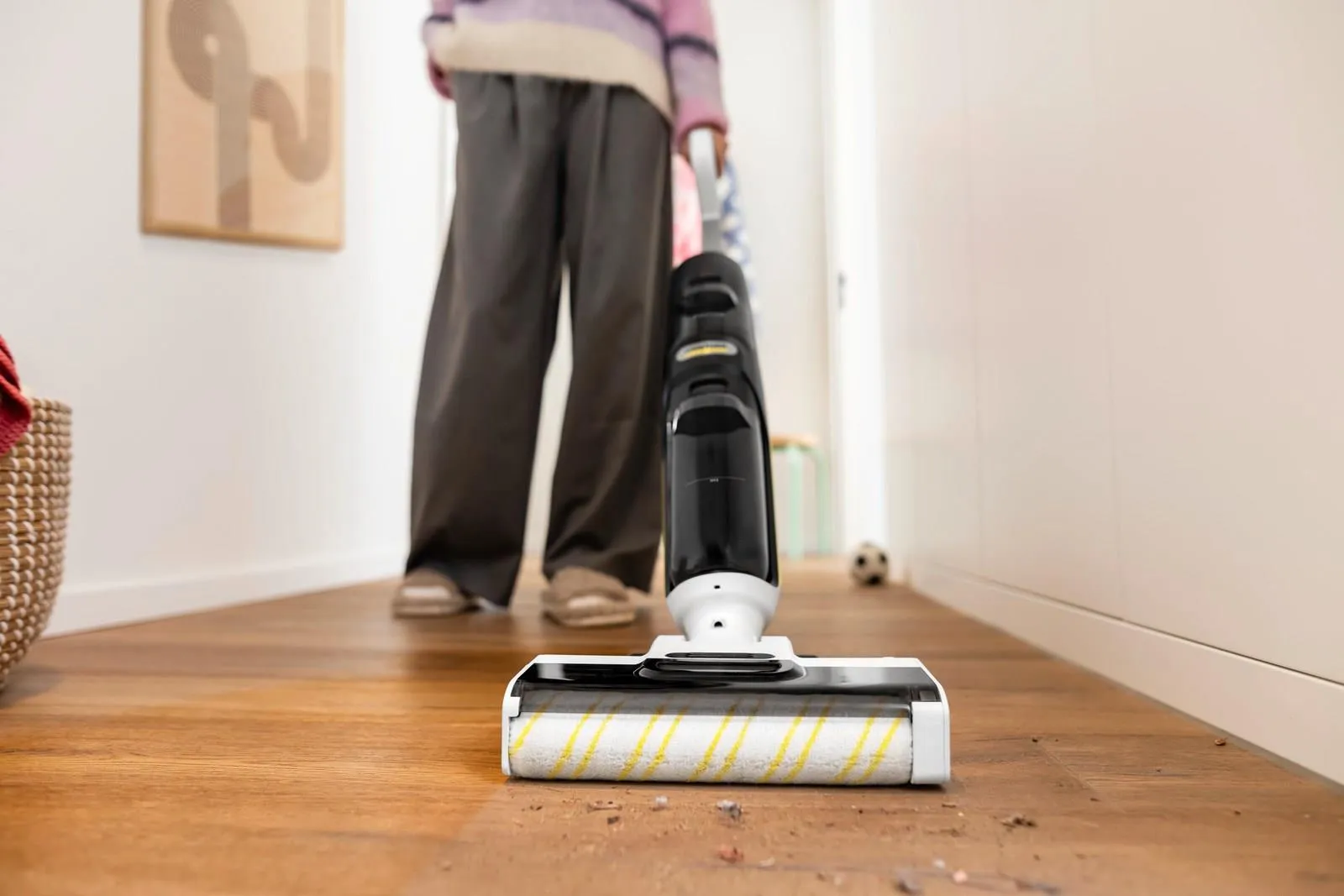 Вертикальный моющий пылесос Karcher FCV 4 Dry Extra, белый 1.056-136.0