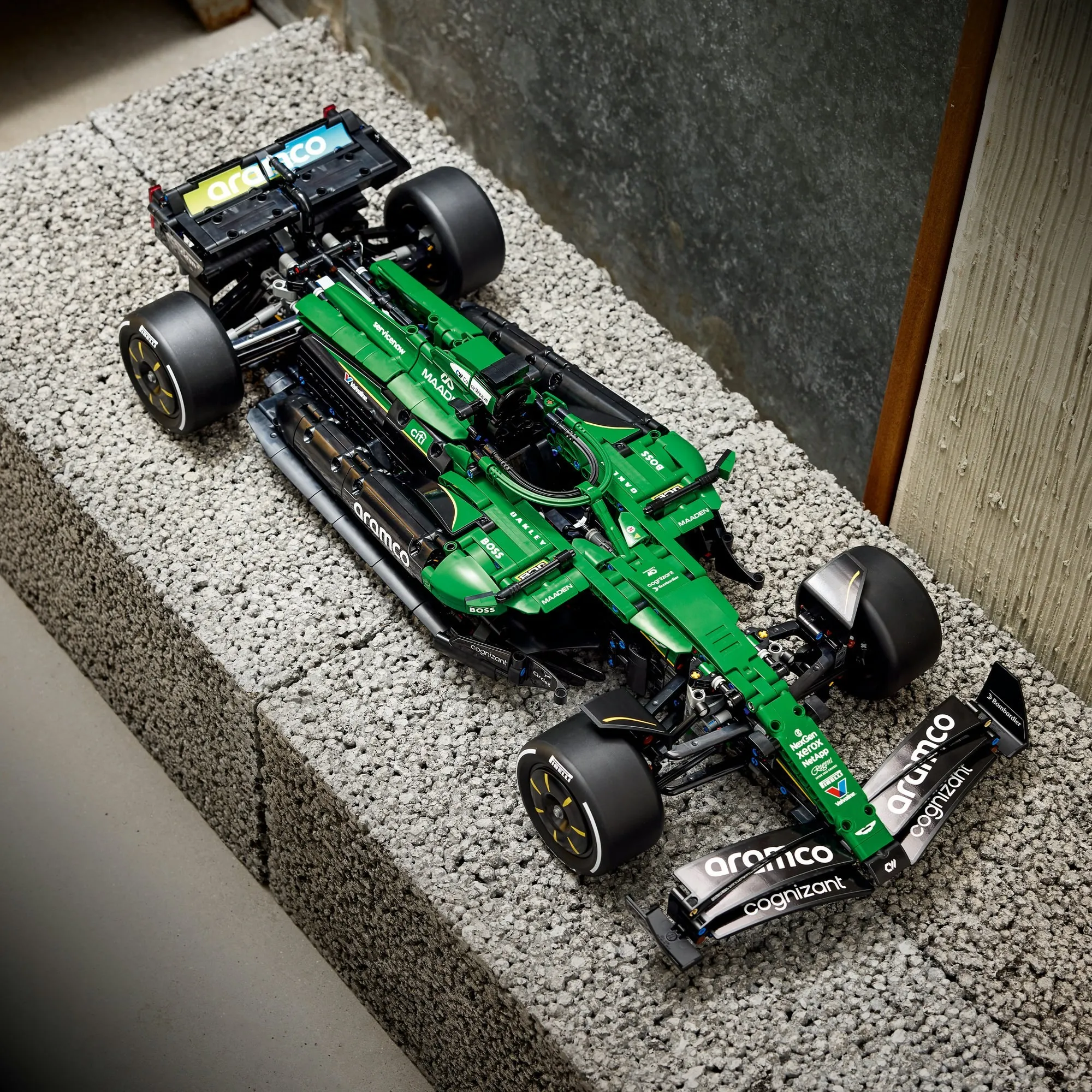 Конструктор Lego Technic 42240 Автомобиль Aston Martin Aramco AMR25 F1
