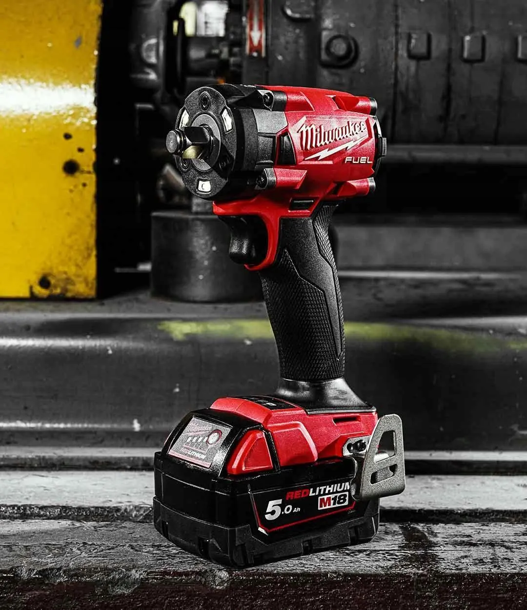 Аккумуляторный ударный гайковёрт Milwaukee M18 FIW2F12-502X 18 В, 2×5,0 А·ч АКБ, ЗУ, кейс