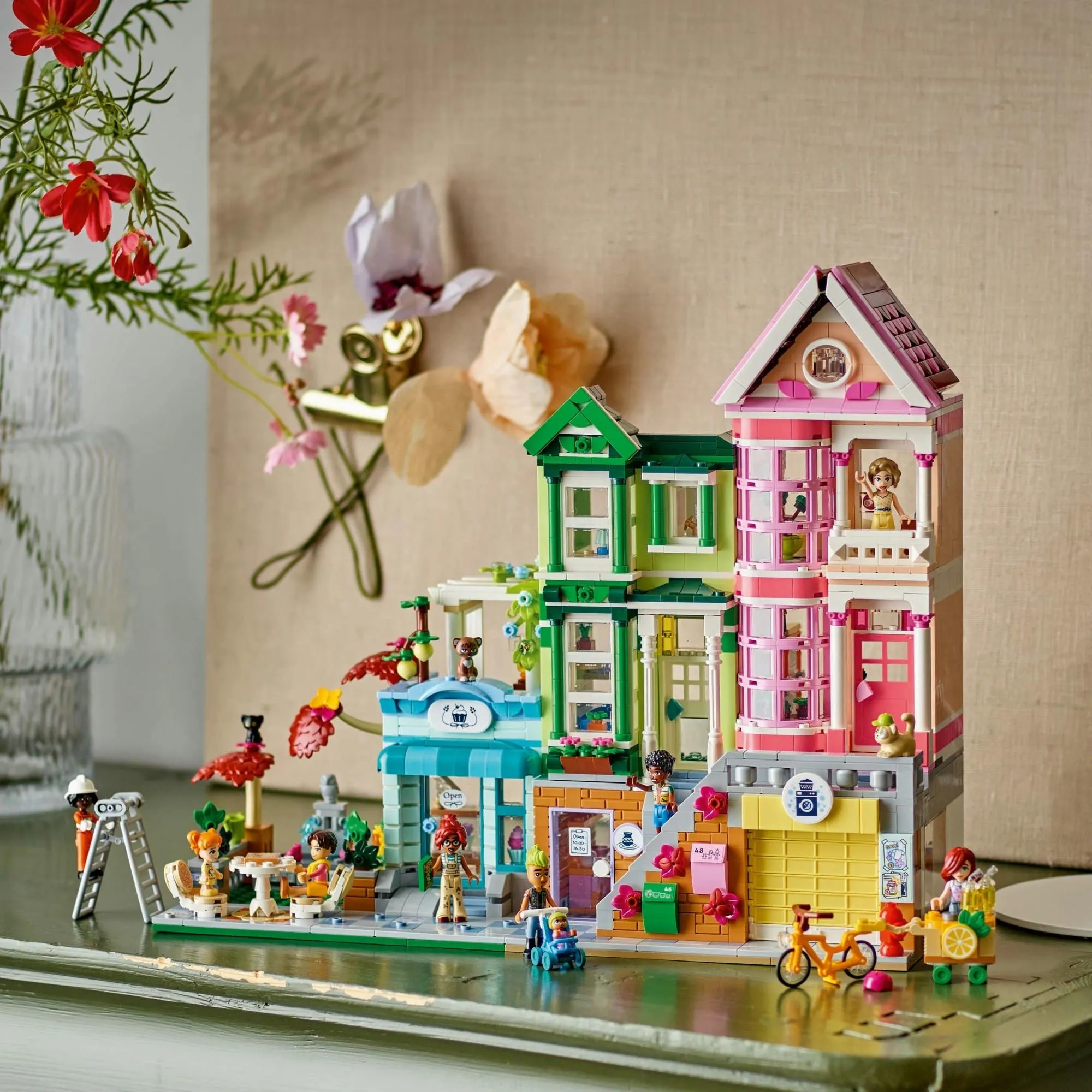 Конструктор LEGO Friends 42670 Квартиры и магазины в городе Хартлейк