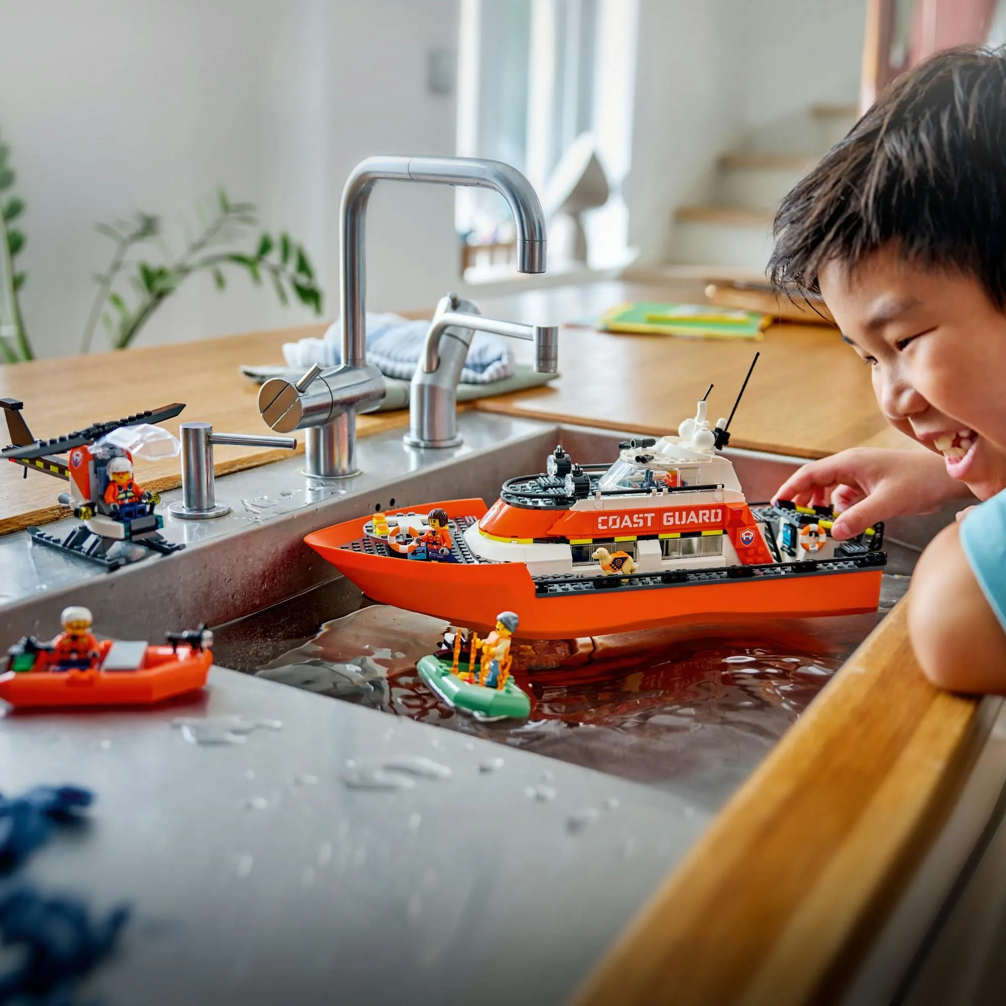 Конструктор LEGO City 60504 Спасательная лодка и вертолёт береговой охраны