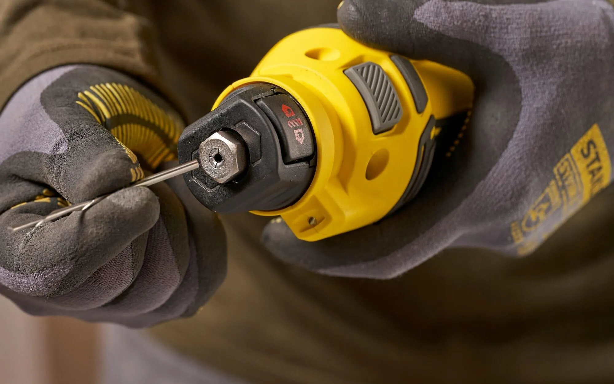 Аккумуляторная фреза для гипсокартона Stanley FATMAX V20 SFMCE200B 18 В, без АКБ и ЗУ