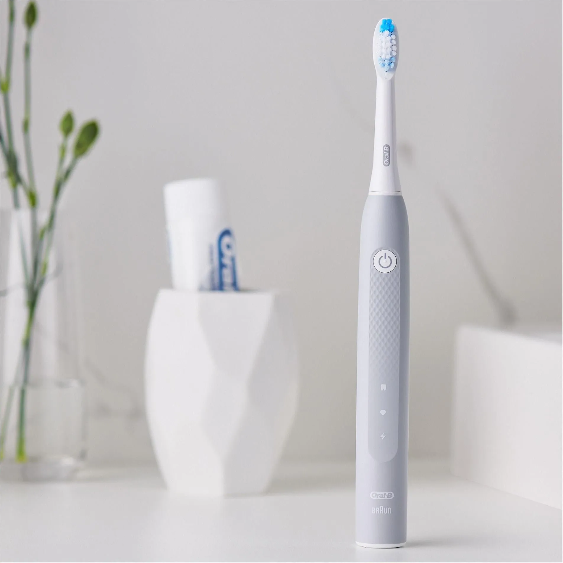 Электрическая звуковая зубная щётка Oral-B Pulsonic Slim Clean 2000 Grey, с зарядной станцией