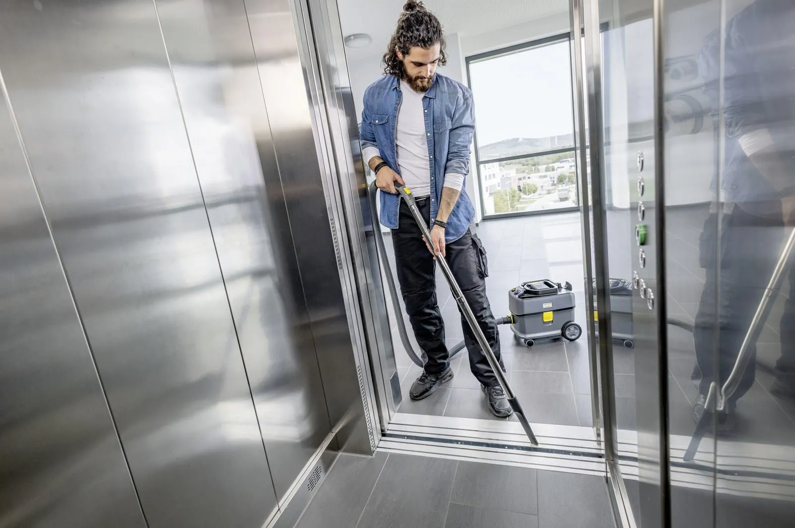 Профессиональный аккумуляторный пылесос сухой уборки Karcher T 10/1 Bp 1.527-352.0