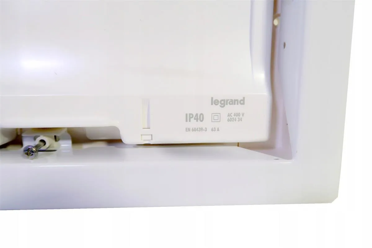 Распределительный щит Legrand RWN 4x12 с металлической дверцей (602434)