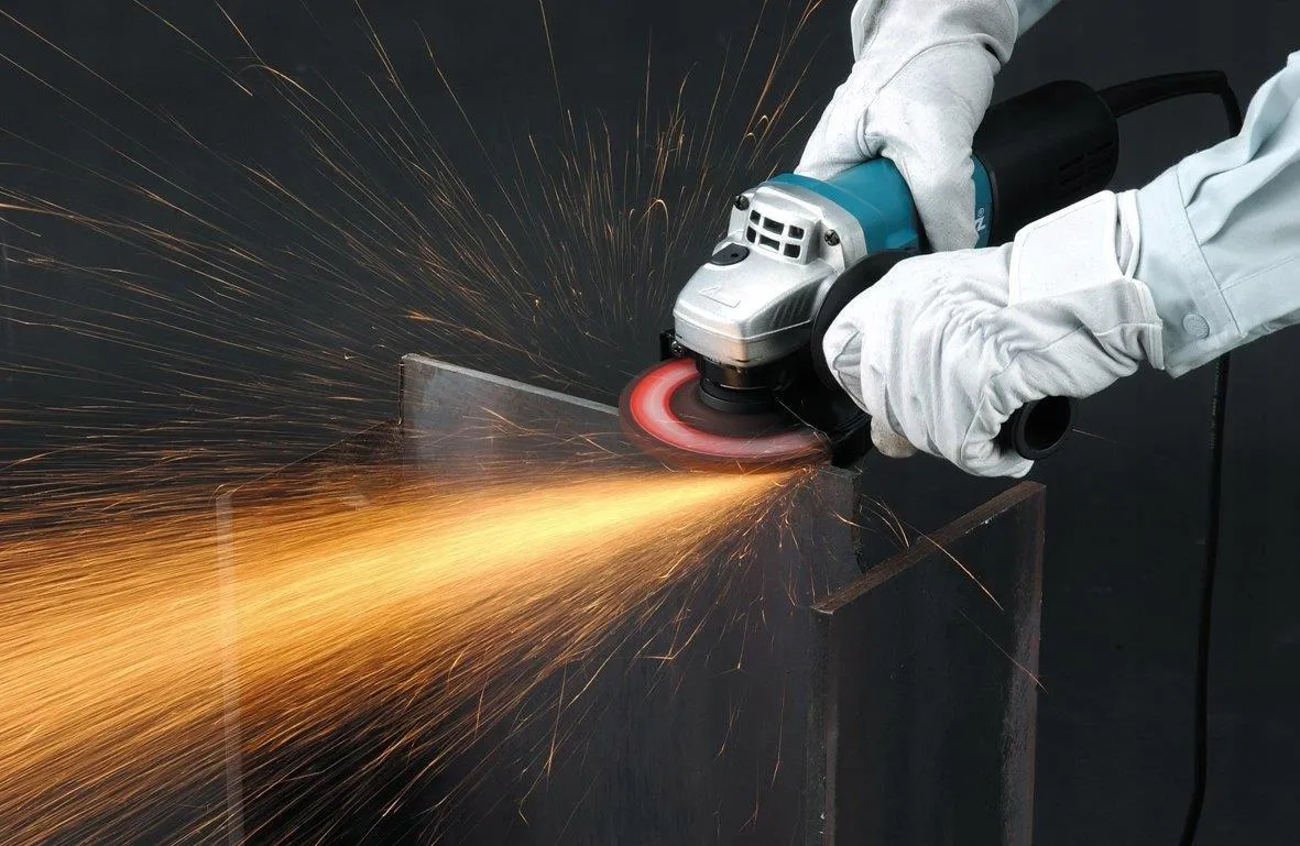 Угловая шлифовальная машина Makita 9558NBRZ 840 Вт, защитный кожух и боковая рукоятка