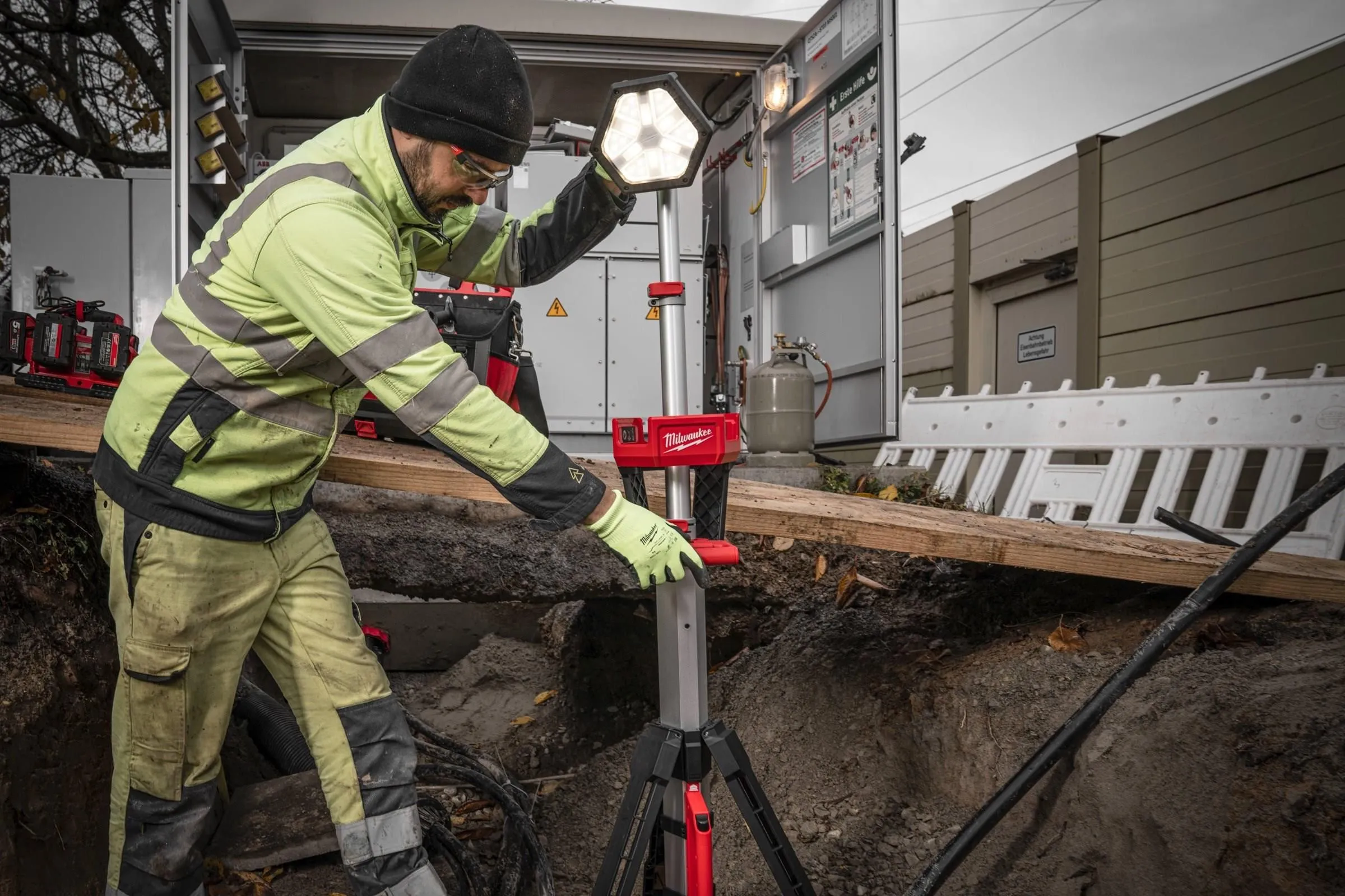 Фонарь Milwaukee M18 SAL2-0 4933492486 , без АКБ и ЗУ