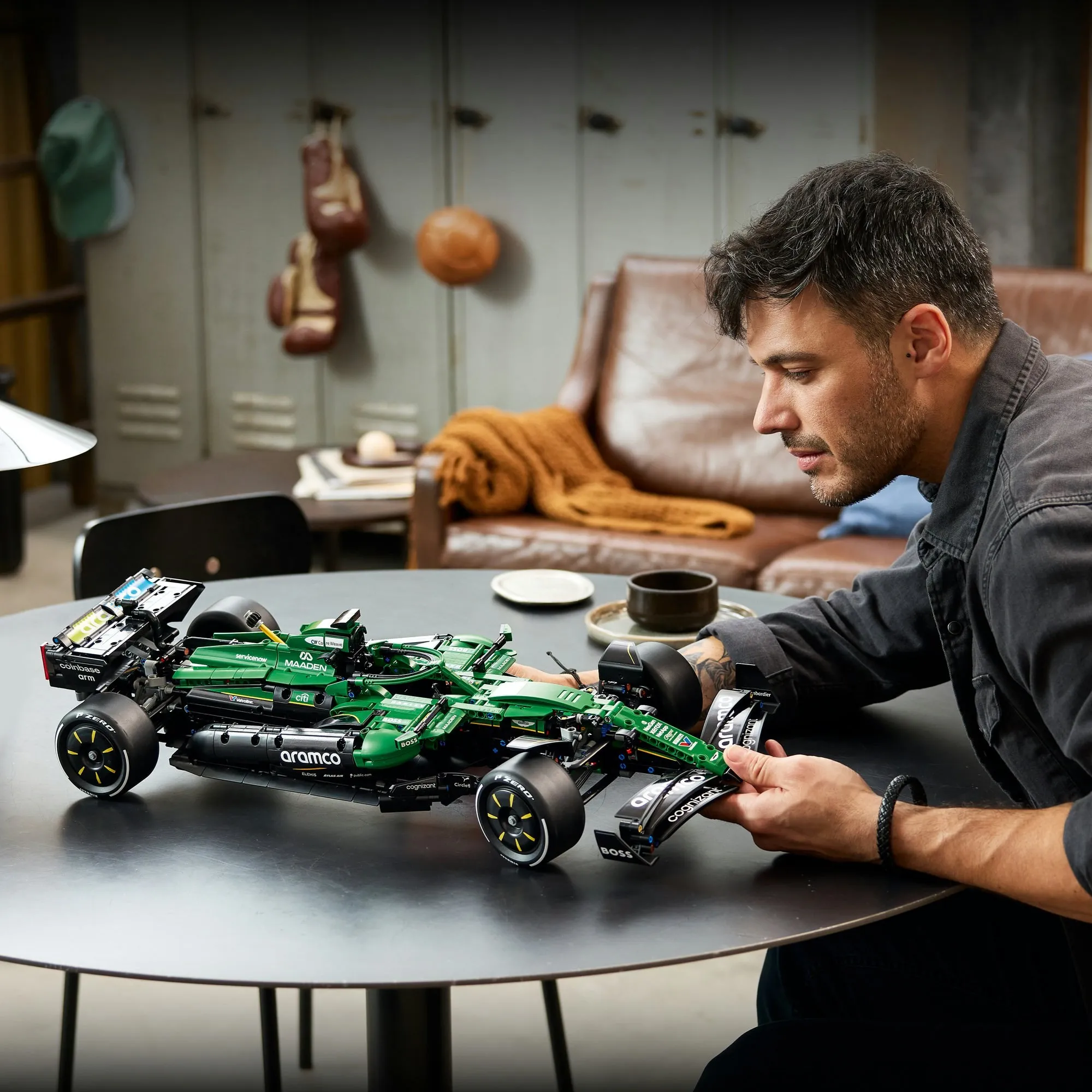 Конструктор Lego Technic 42240 Автомобиль Aston Martin Aramco AMR25 F1