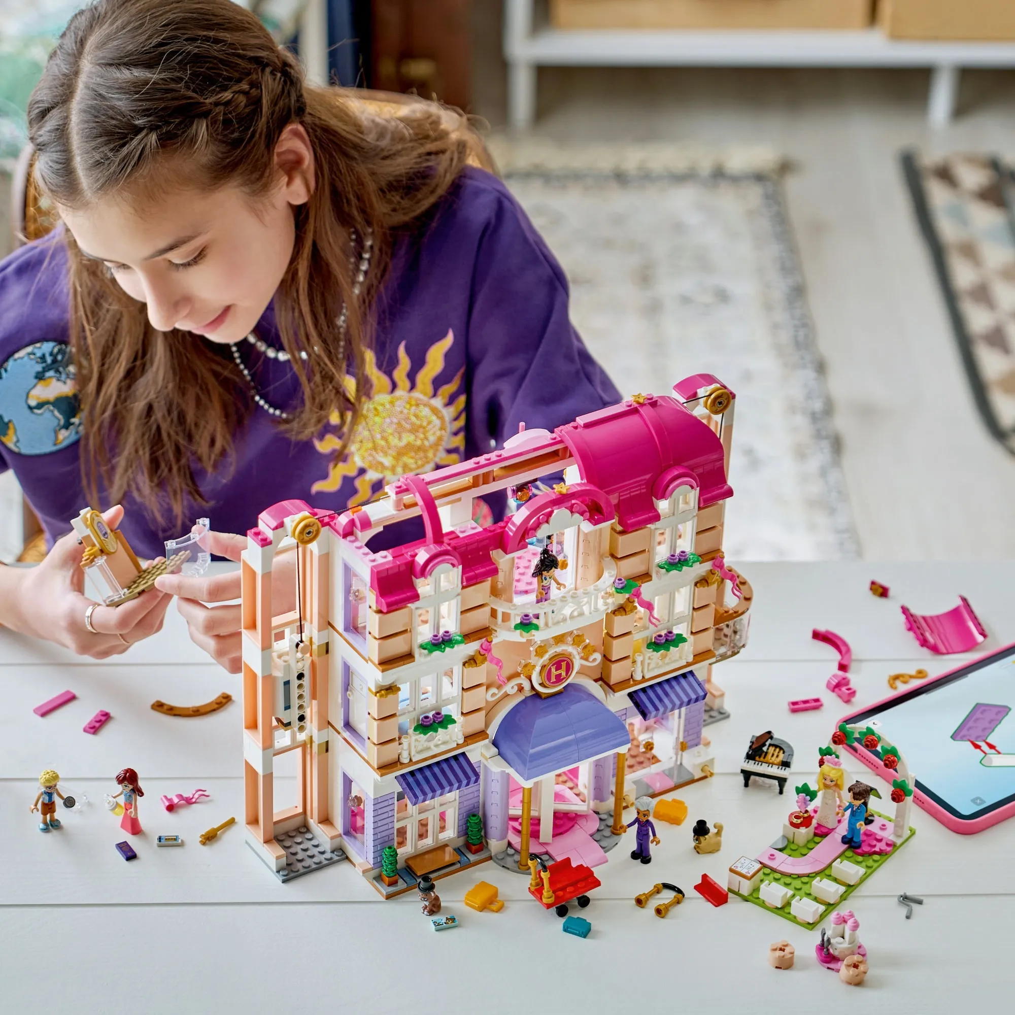 LEGO Friends 42704 Гранд-отель в Хартлейк-Сити