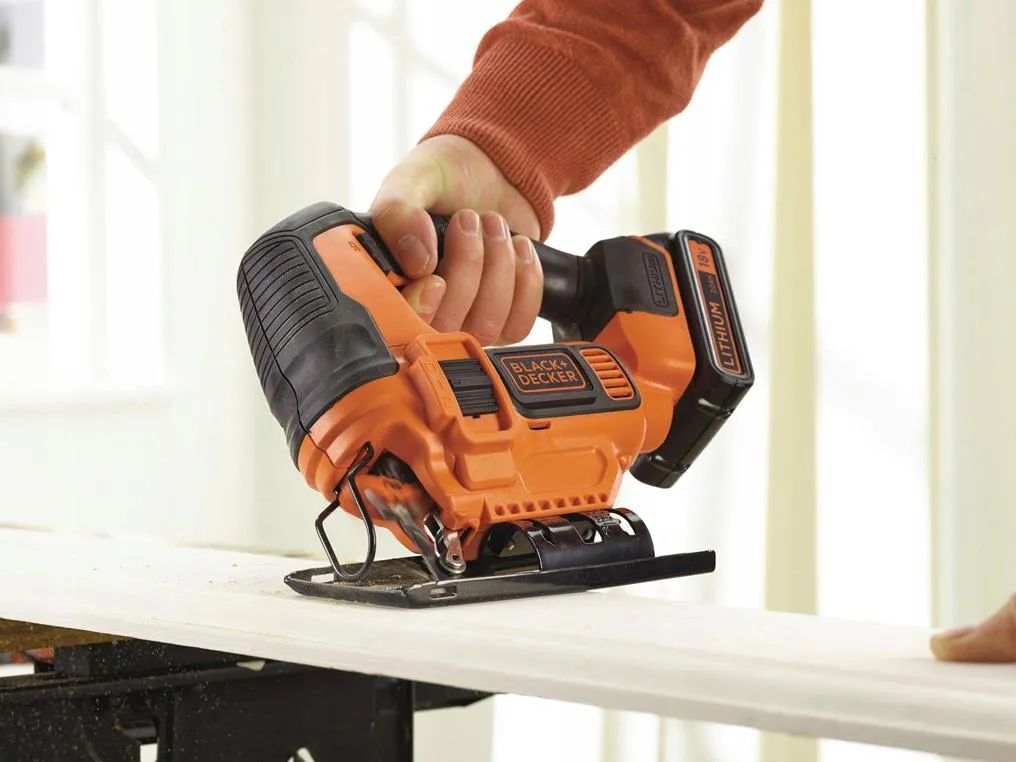 Лобзик аккумуляторный Black&Decker BDCJS18-QW 12.0 Ah/18 V с зу
