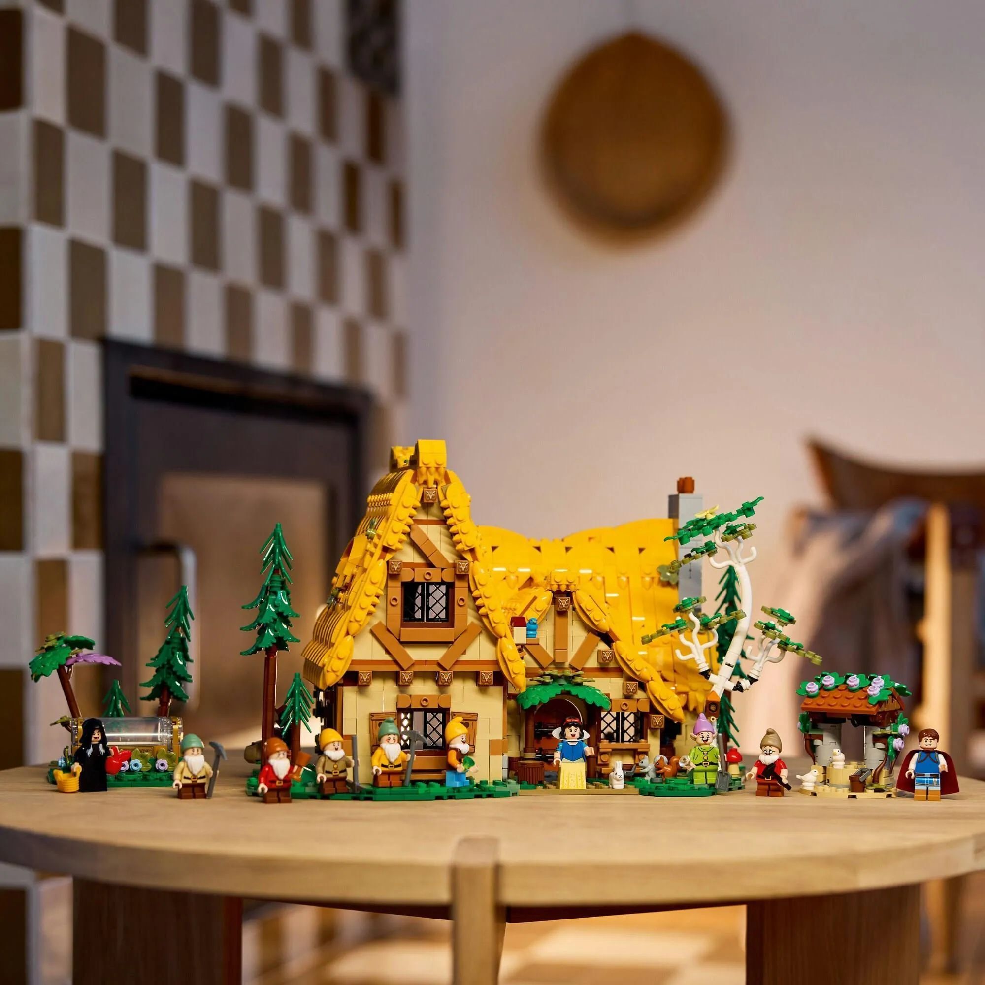 Конструктор LEGO Disney 43242 Белоснежка и Хижина семи гномов