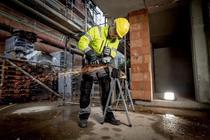 Угловая шлифмашина аккумуляторная Metabo W 18 L BL 9-125 602374510 в кейсе metaBOX с 2 аккумуляторами Li-Power 18 V/4.0 Ah и ЗУ ASC 55