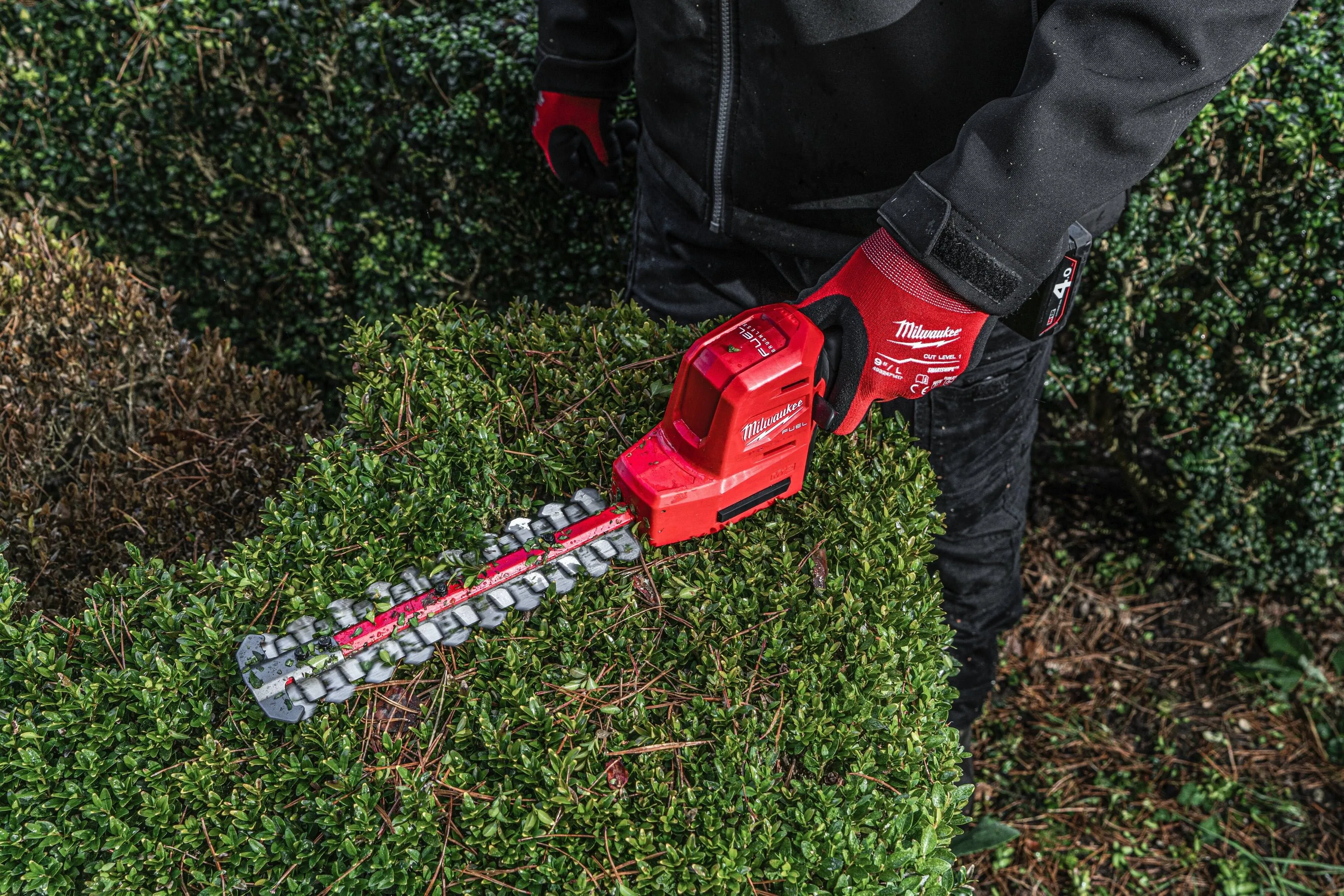 Аккумуляторный кусторез Milwaukee M12 FHT20-402 4933479676