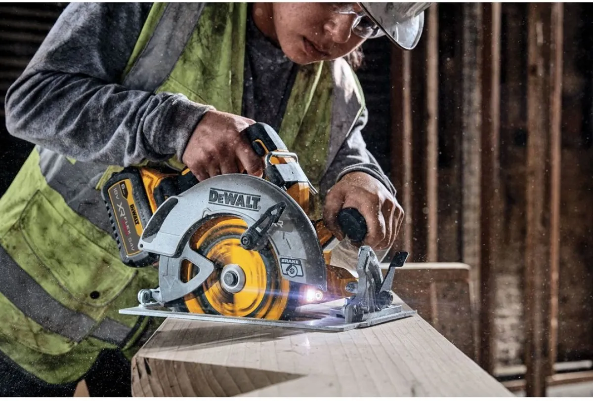 Аккумуляторная дисковая пила DeWalt DCS573NT-XJ, без АКБ и ЗУ, в кейсе TSTAK