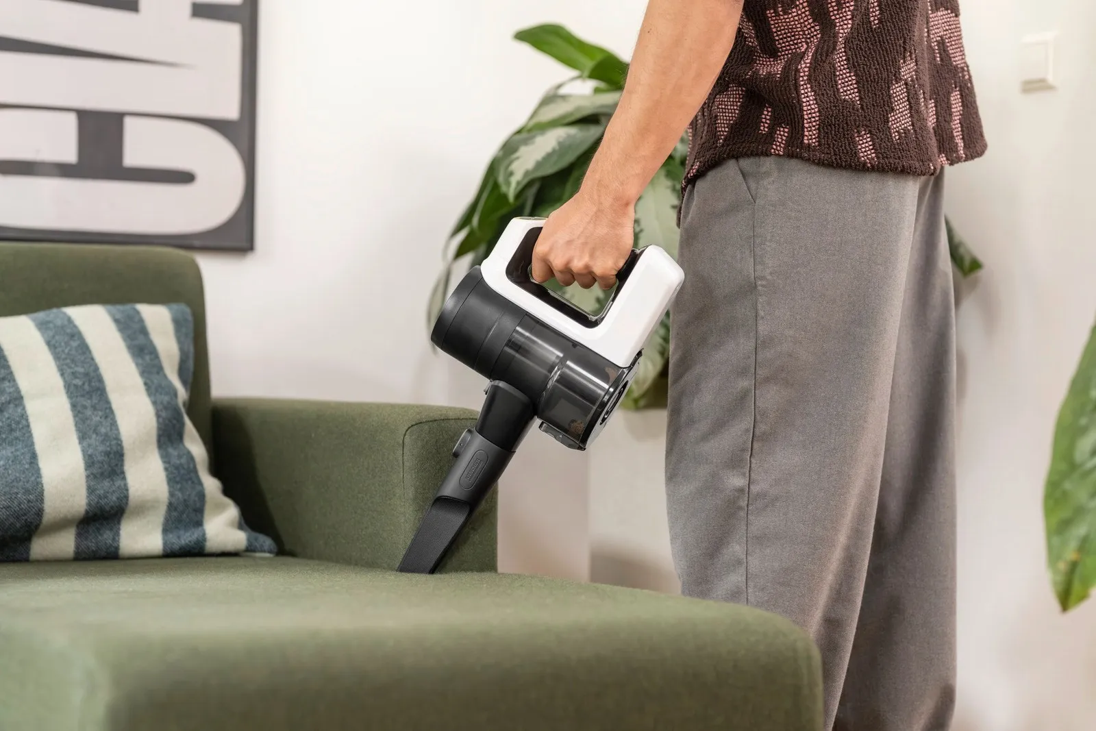 Вертикальный беспроводной пылесос Karcher VCS 3 Nano Hygiene 1.198-933.0