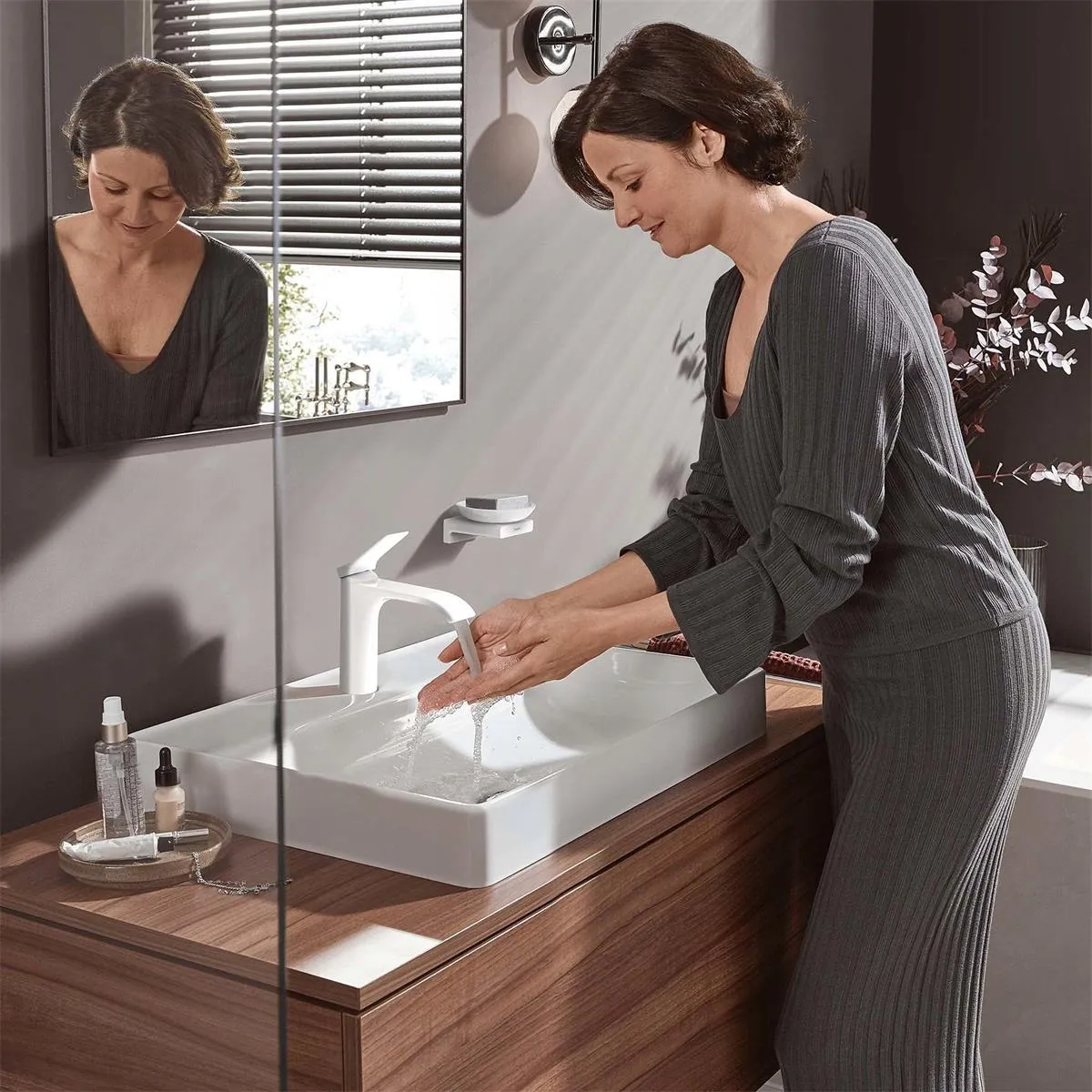 Смеситель для раковины Hansgrohe Vivenis 110, белый матовый 75020700