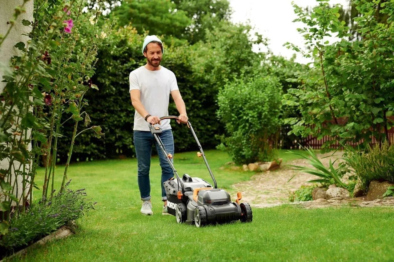 Аккумуляторная газонокосилка Worx WG779E