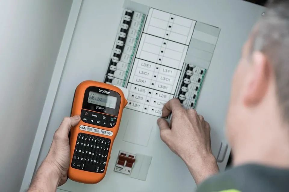 Принтер этикеток Brother P-touch PT-E110VP