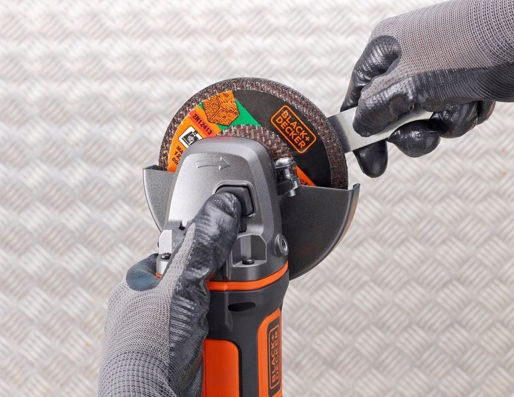 Аккумуляторная угловая шлифовальная машина Black&Decker BCG720N-XJ