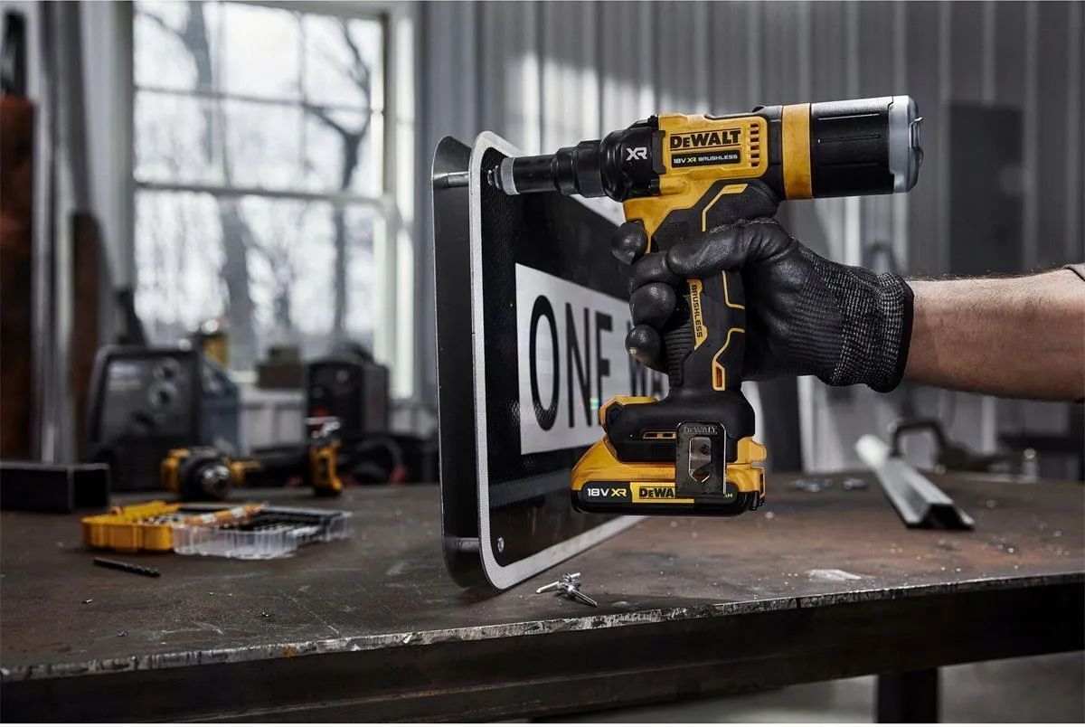Аккумуляторная нитевязь DeWalt DCF403NT-XJ 18V XR для алюминиевых и стальных отрывных заклепок без АКБ и ЗУ