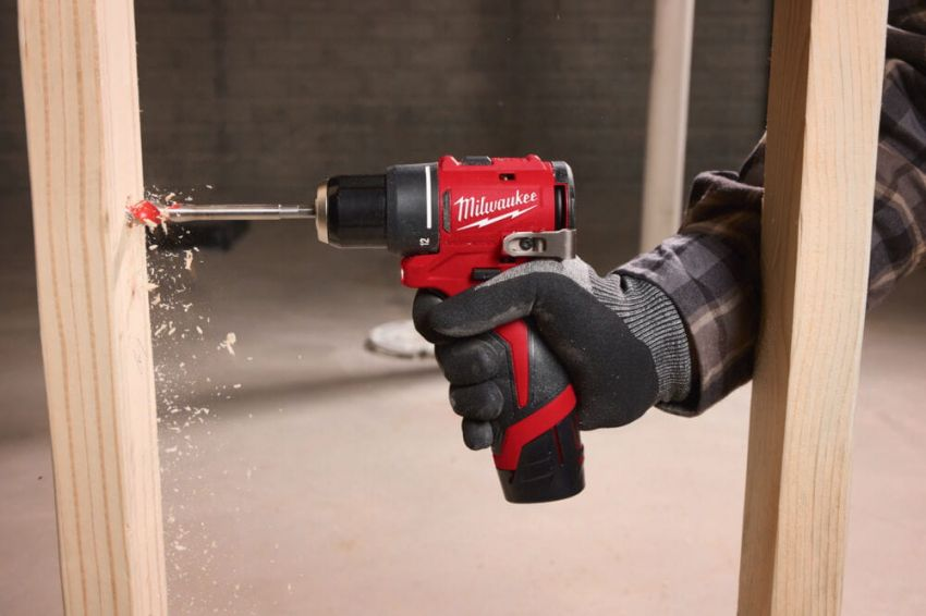 Аккумуляторная дрель-шуруповерт Milwaukee M12 BLDDRC-402C 4933499688