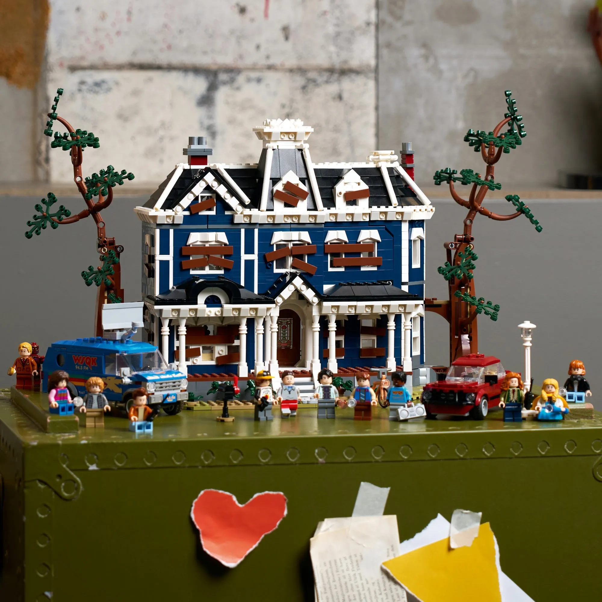 Конструктор LEGO Icons 11370 Очень странные дела: Дом Крилов