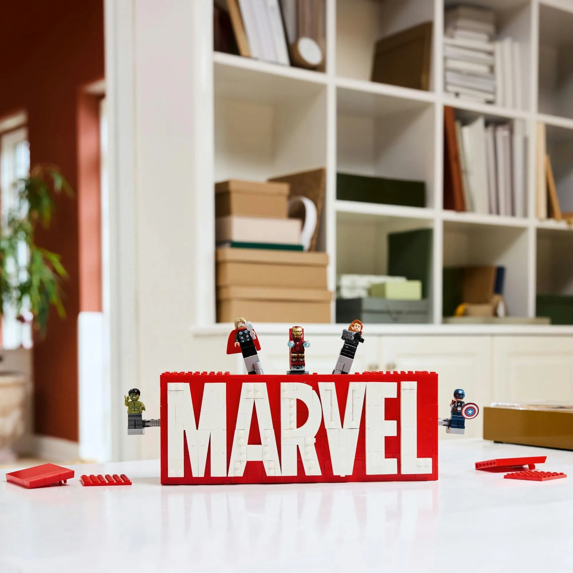 Конструктор LEGO Marvel 76313 Логотип MARVEL с минифигурками