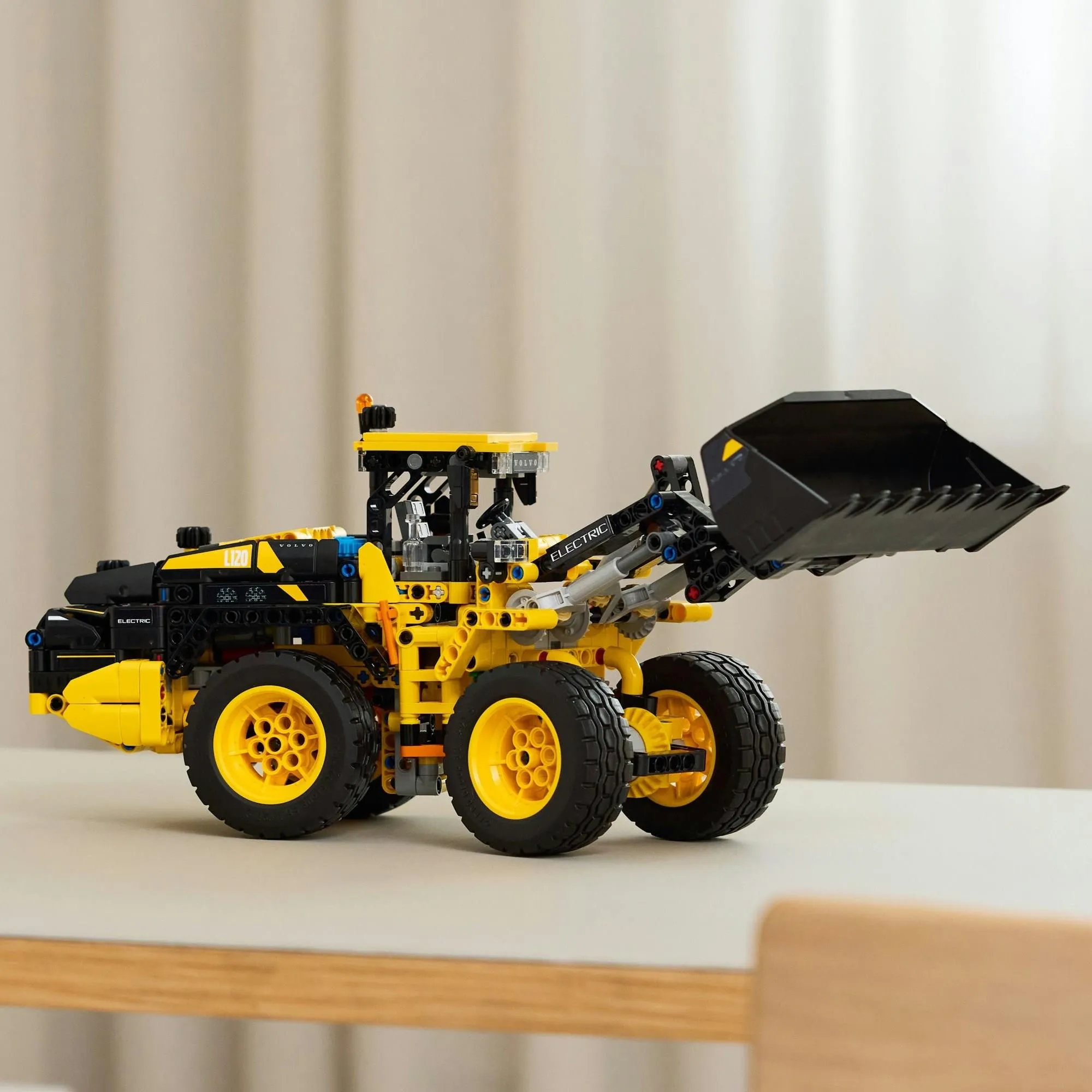 Конструктор LEGO Technic 42209 Колёсный погрузчик Volvo L120 Electric