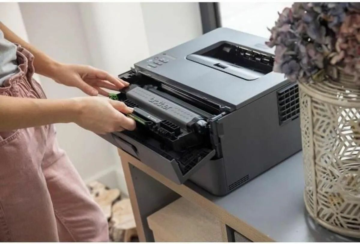 Монохромный лазерный принтер Brother HL-L2400DWE