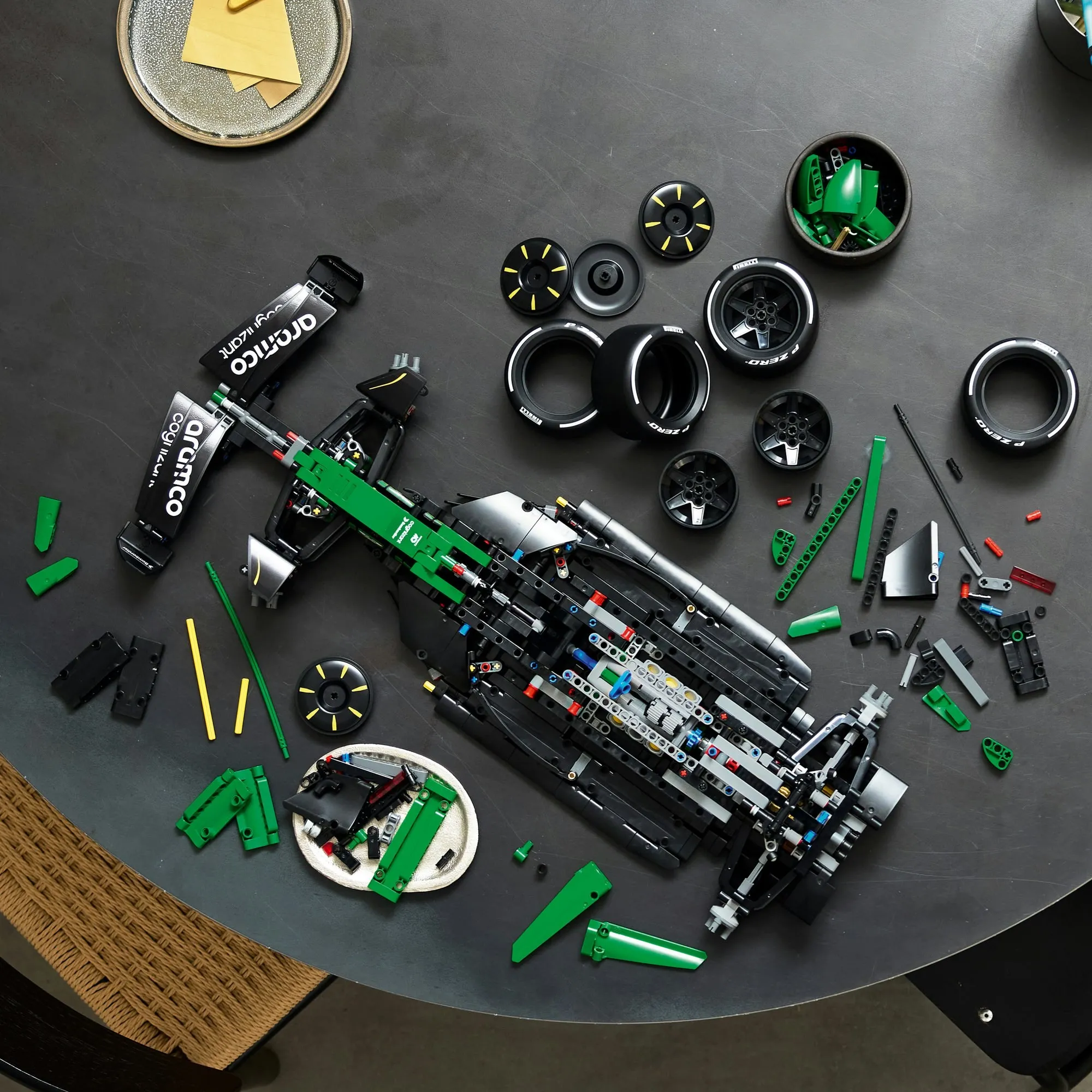 Конструктор Lego Technic 42240 Автомобиль Aston Martin Aramco AMR25 F1