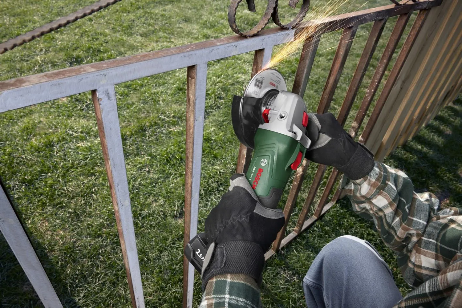 Аккумуляторная угловая шлифовальная машина Bosch PWS 18V-70 06033E6001