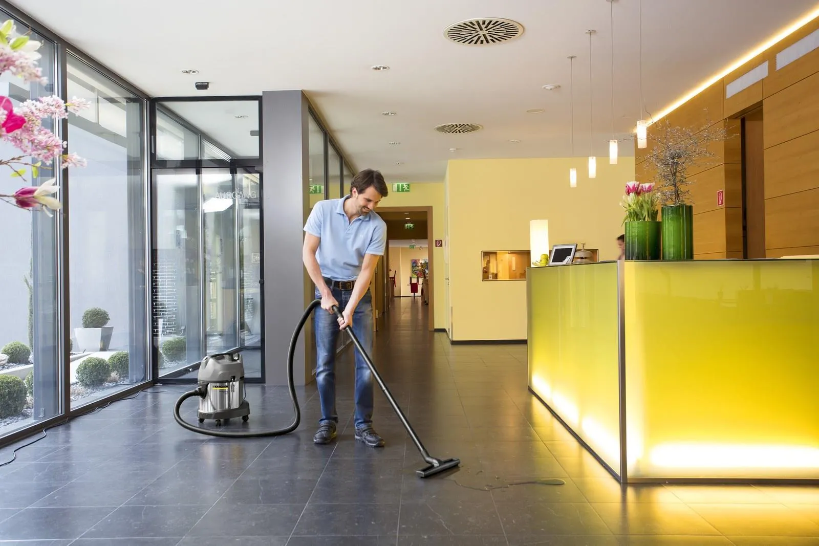Пылесос влажной и сухой уборки Karcher NT 20/1 Me Classic Edition 1.428-548.0