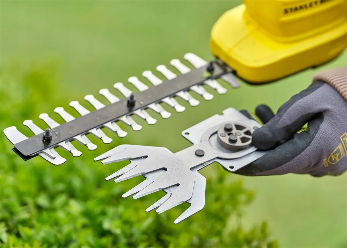 Аккумуляторный кусторез Stanley 18V V20 STCSS20D1QW