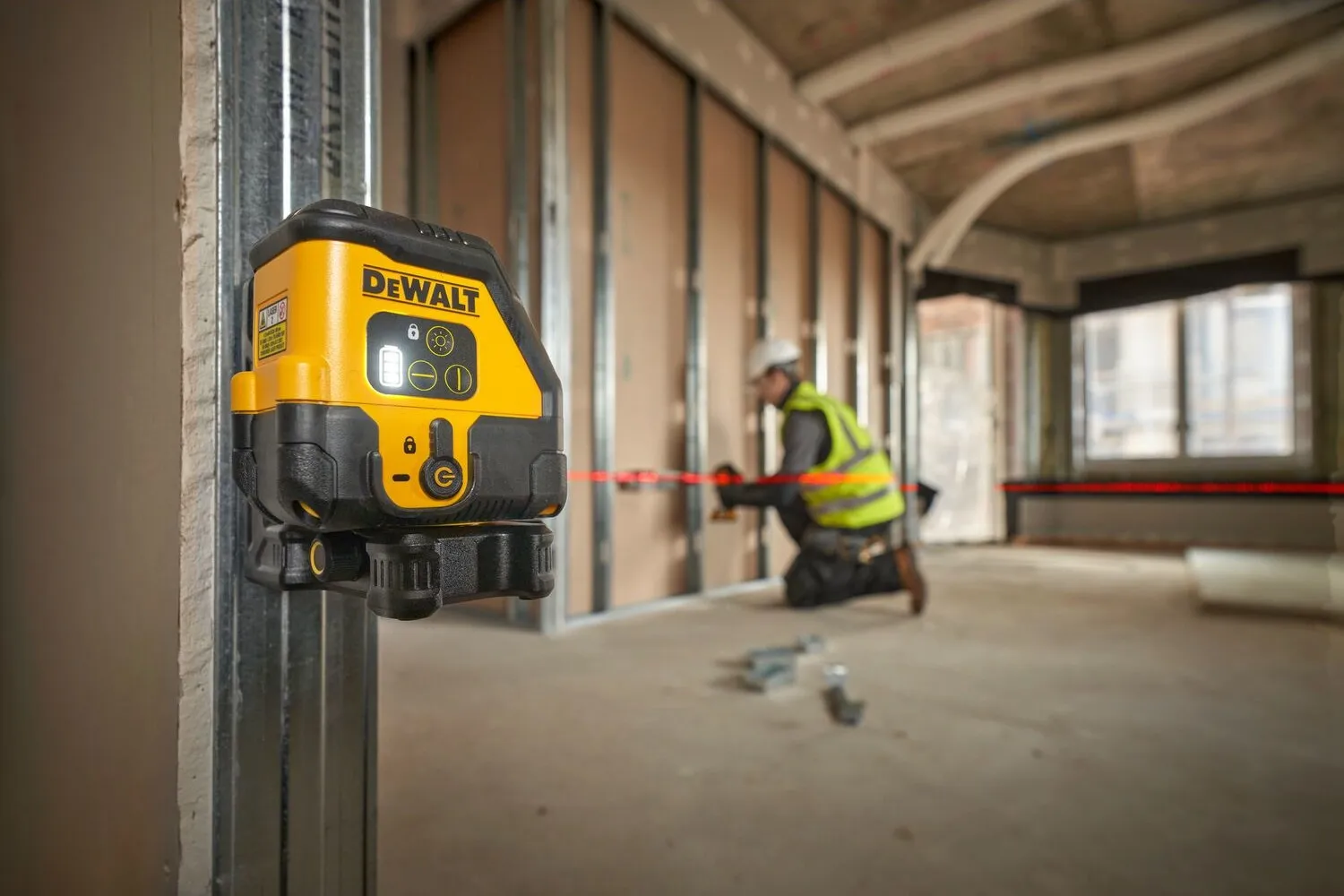 Компактный лазерный нивелир DeWalt DCLE14201RB-XJ, с встроенным АКБ и кабелем USB-C