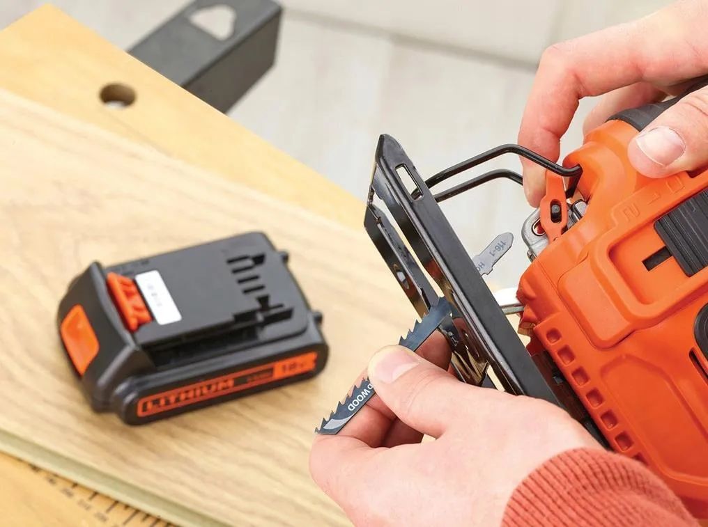 Лобзик аккумуляторный Black&Decker BDCJS18-QW 12.0 Ah/18 V с зу
