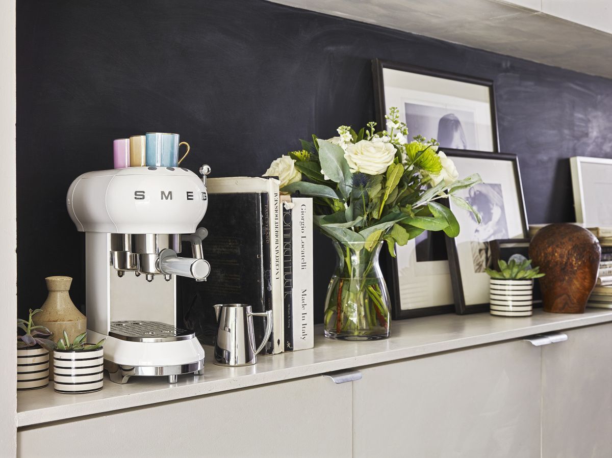 Кофеварка рожковая Smeg ECF01, белый