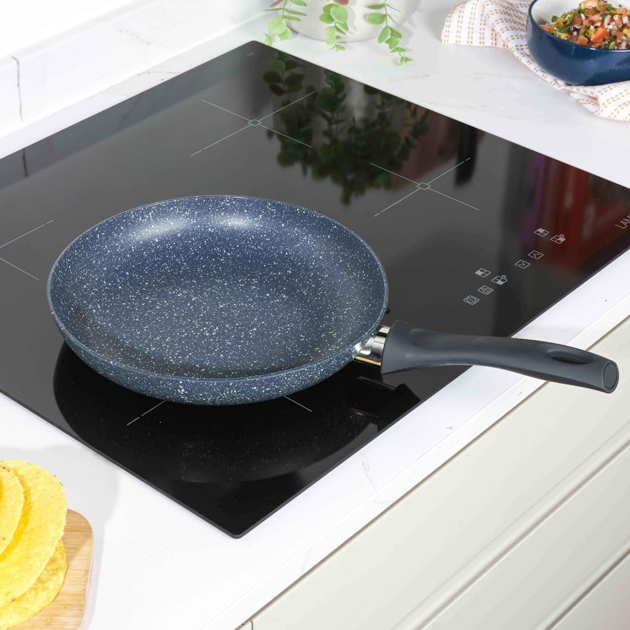 Сковорода Russell Hobbs с антипригарным покрытием Nightfall Stone, синий мрамор, 24 см